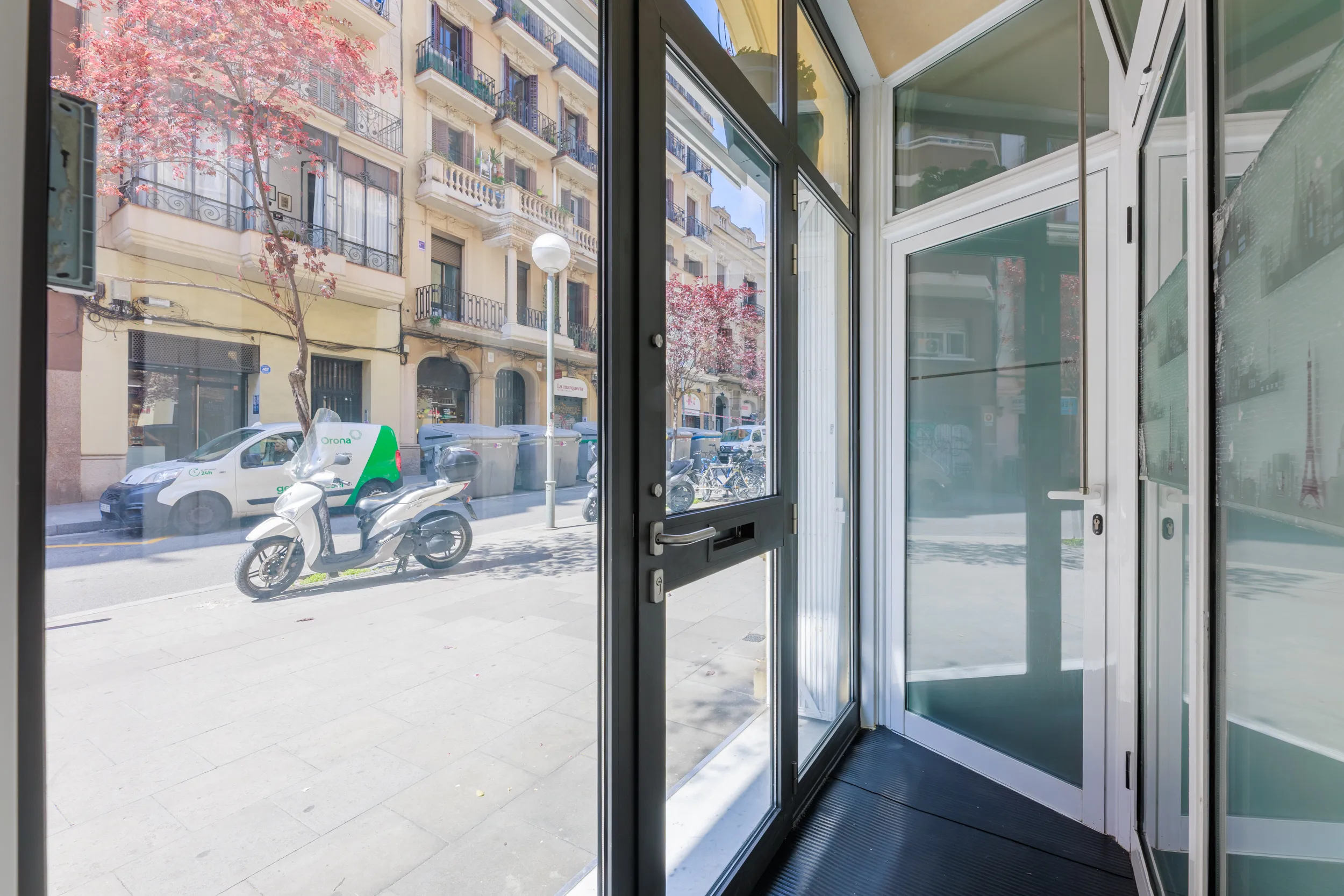 Piso en Torrent de l'Olla 42, Gràcia — Entrada a la calle